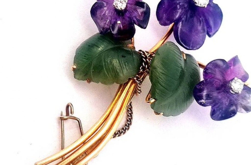 Brož – fialka s nefritem a diamanty