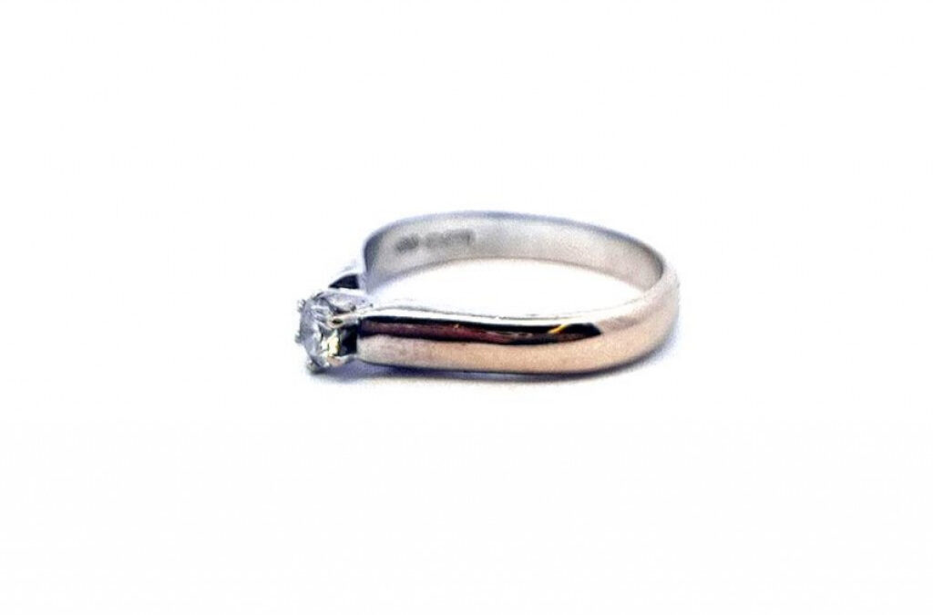 Zlatý prsten s diamantem, vel. 48