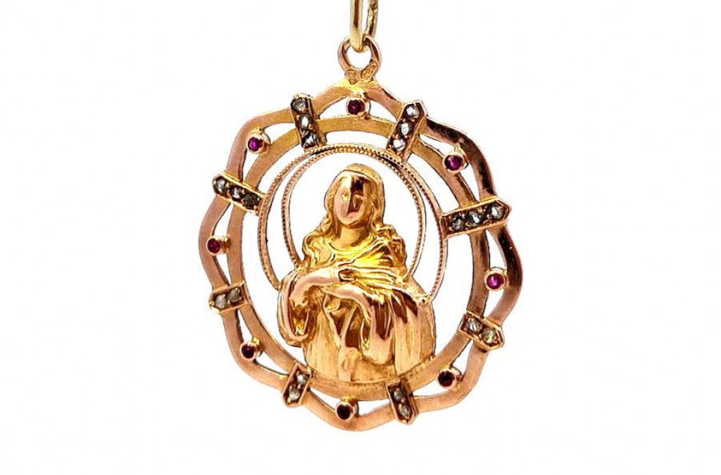 Starožitný zlatý přívěs s diamantovými routami a rubíny, madonka