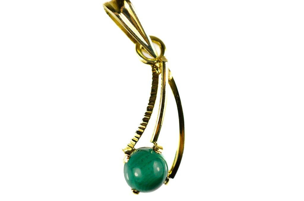 Zlatý přívěs s malachitem