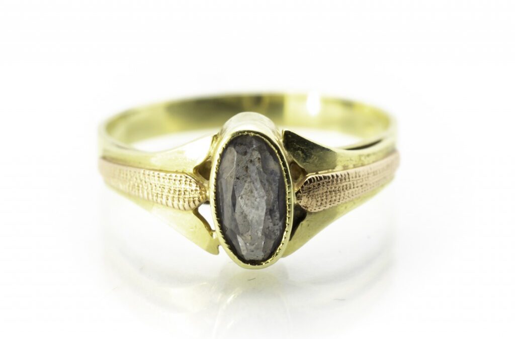 Zlatý prsten s fialovým kamenem, vel. 55