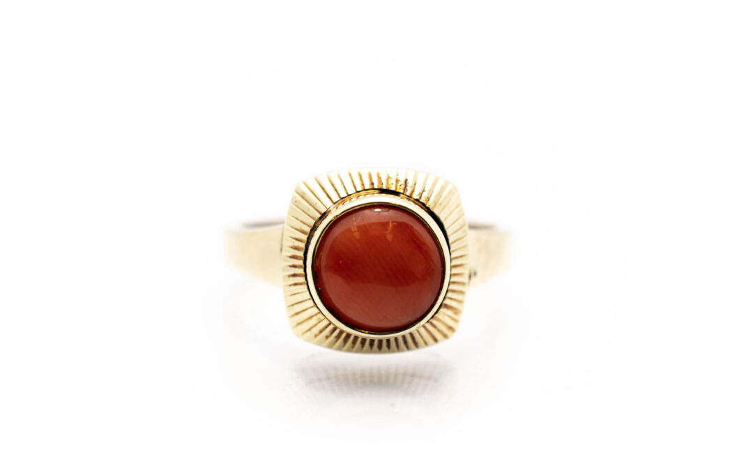 Zlatý prsten s korálem, vel. 53,5
