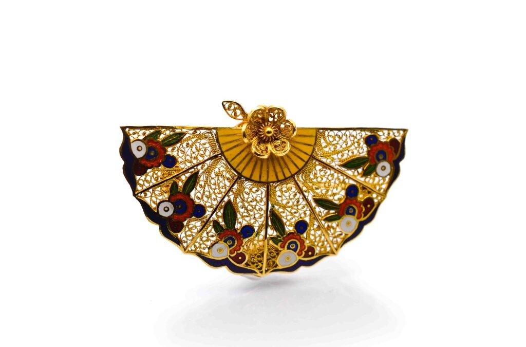 Zlatá brož s emailem, vějíř