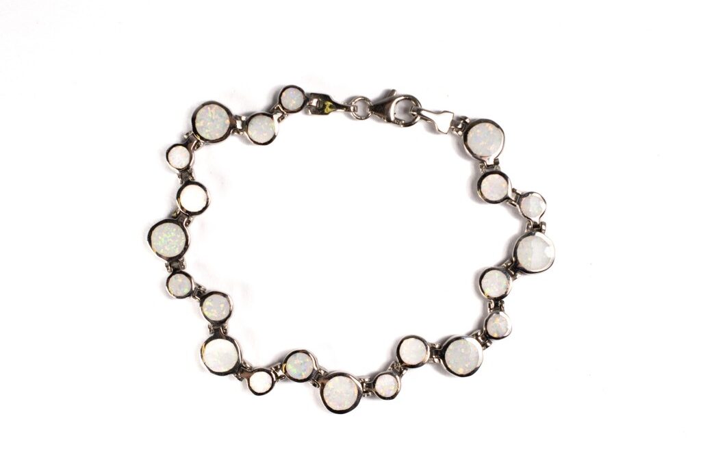 Stříbrný náramek s opálem